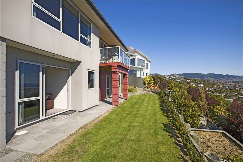 Pinnacle Place Lower Apartment