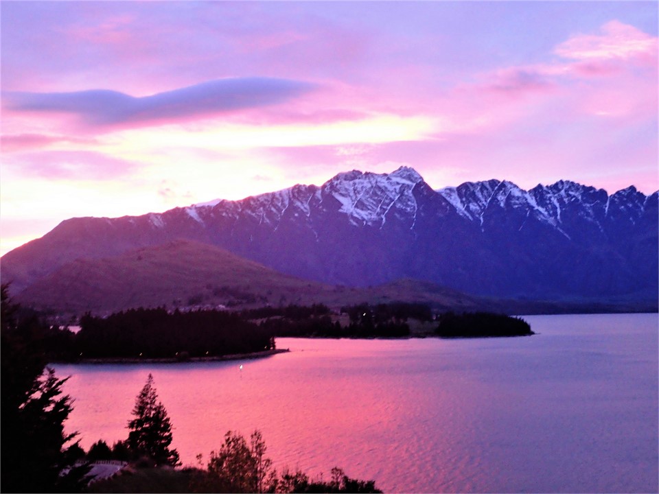Lake Wakatipu at Queenstown has many day trips