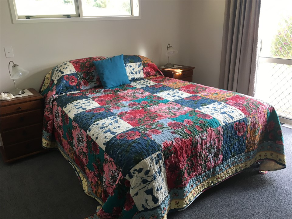 Master Bedroom - Queen