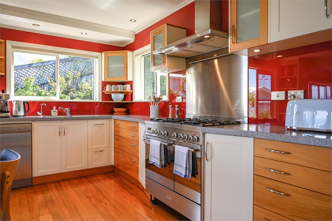 Fully-equipped gourmet kitchen