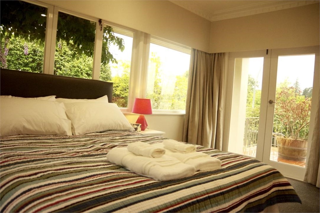 room has queen bed ( lake view, garden view)