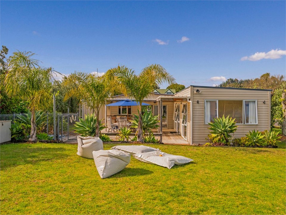 Oysters Retreat (Bachcare) Cooks Beach Bach for rent Holiday Houses