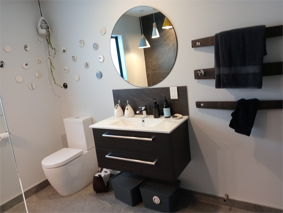 Main Toilet/Vanity