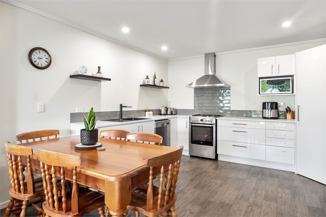 Full, well equipped kitchen & dining area