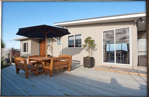 Front deck & outdoor living