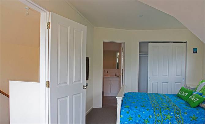 Upstairs Master Bedroom and Ensuite Tulloch Photog