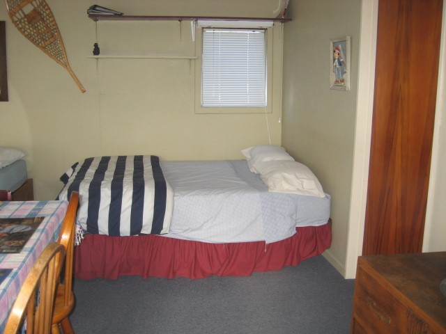 Double bed in  lounge for extra guests