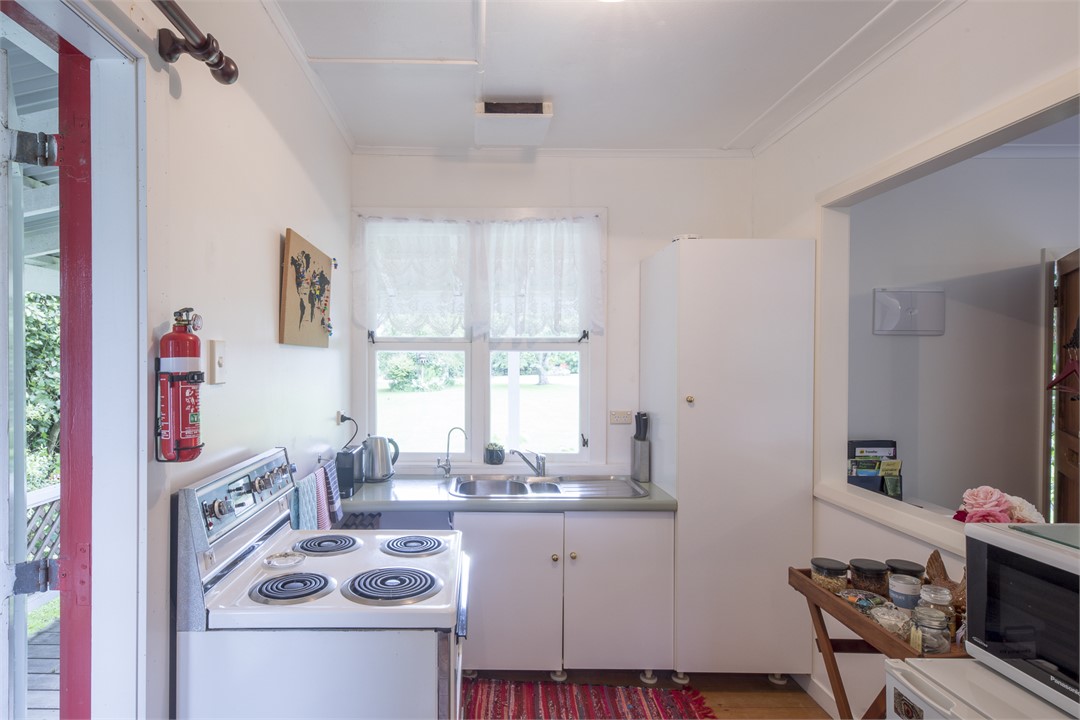 Full kitchen, stove, microwave, fridge, utensils