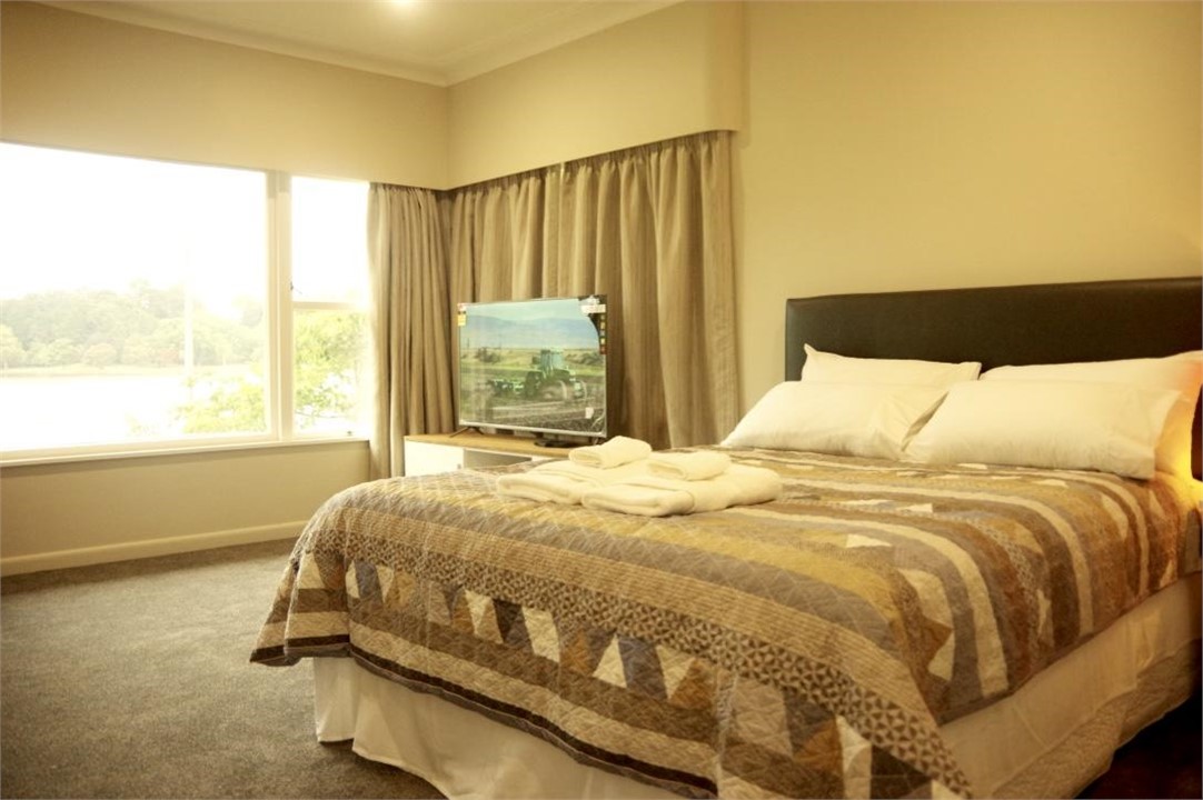 master bedroom (ensuite)