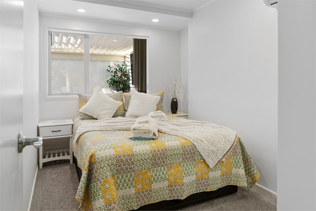 Bedroom 2 _Poolhouse - 1 queen