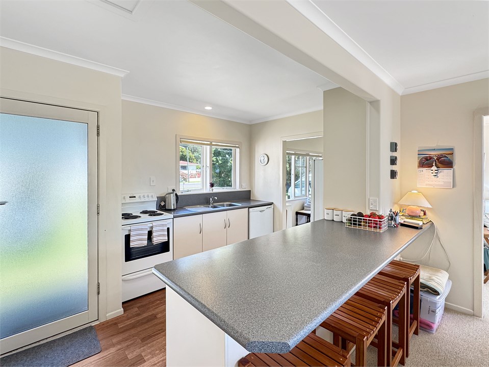 Kitchen and breakfast bar
