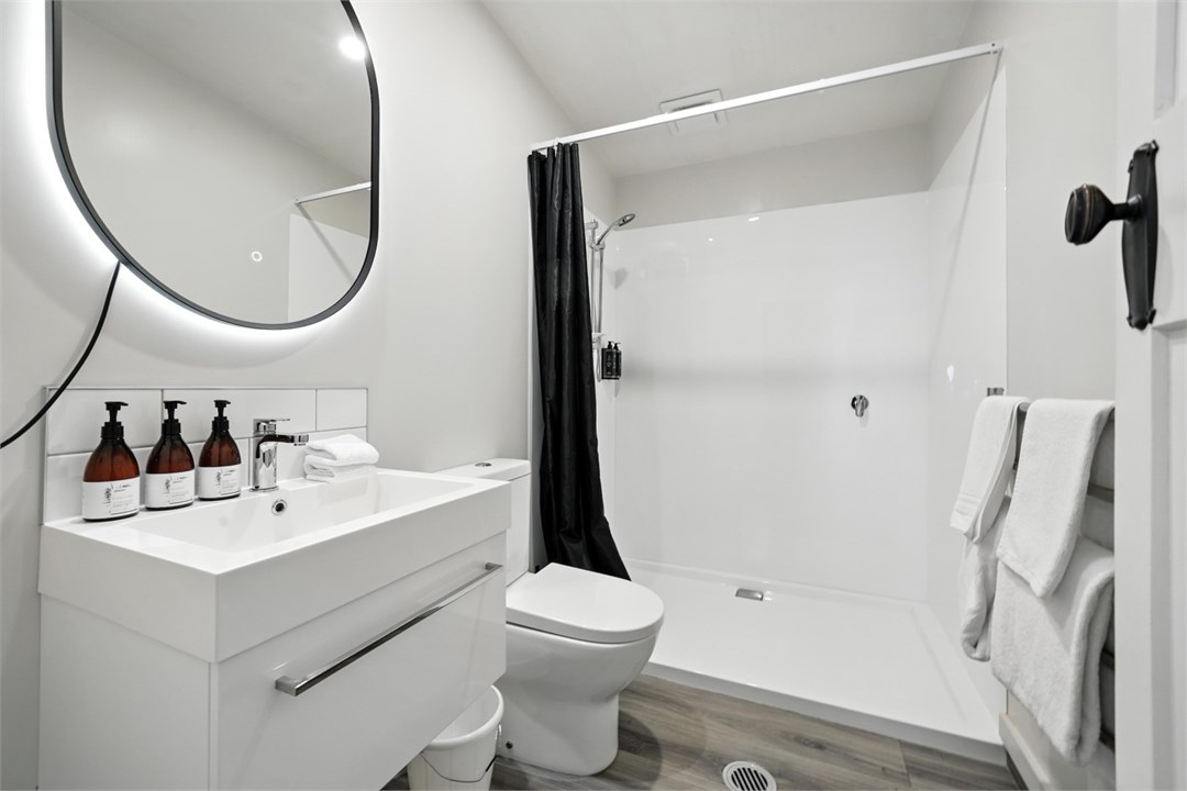 Ensuite bathroom with a shower and a toilet (Bedro