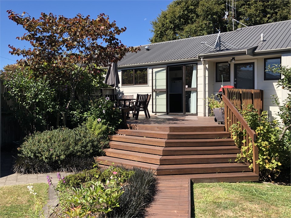 Great deck with bbq, outdoor setting and afternoon