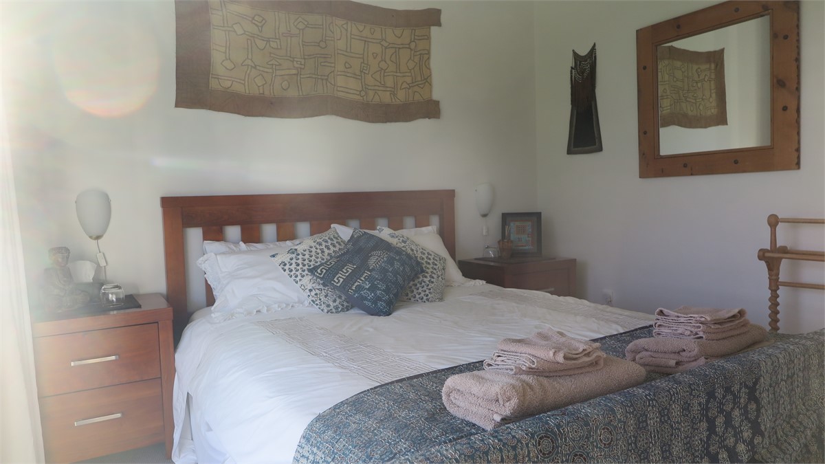 Bedroom 2, Queen bed