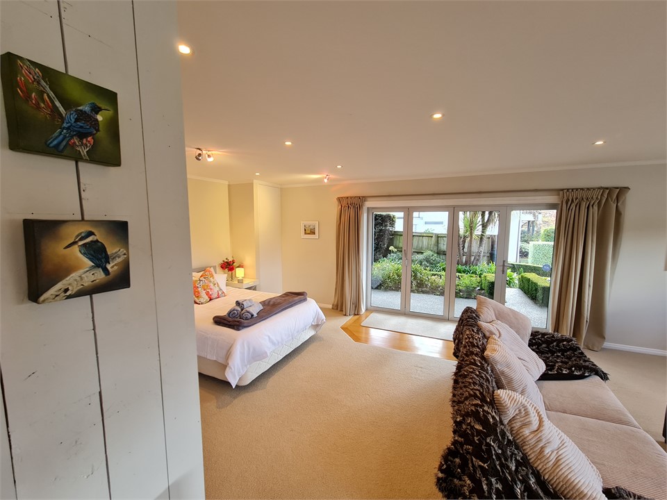 Kingfisher Studio with NZ local art