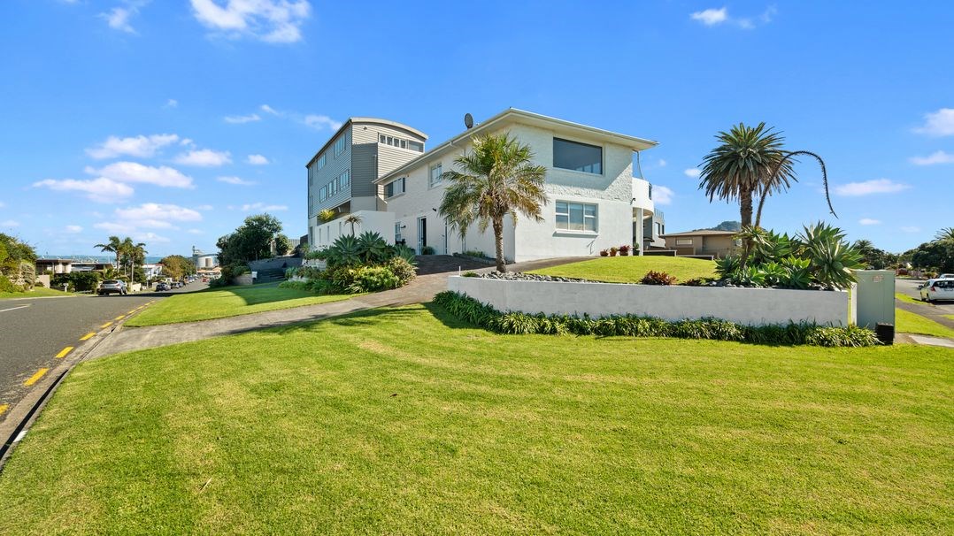 Upsides and Good Vibes (Bachcare) Mt Maunganui Holiday Home for rent Holiday Houses