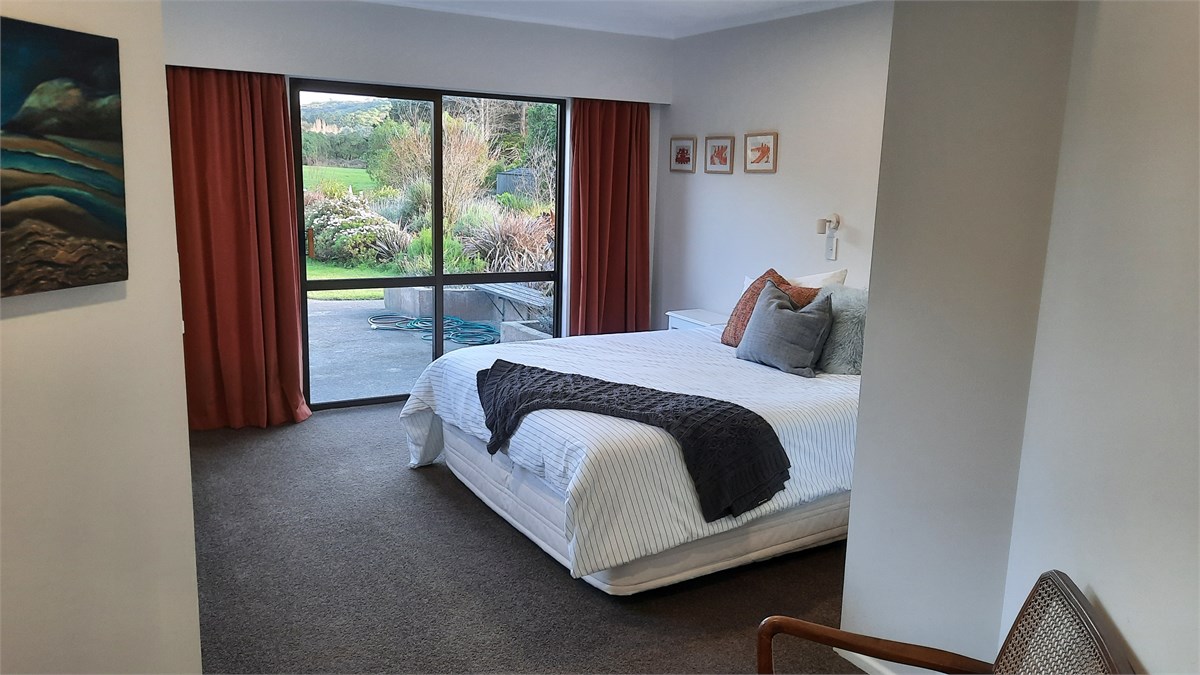 downstairs bedroom -king bed with ensuite