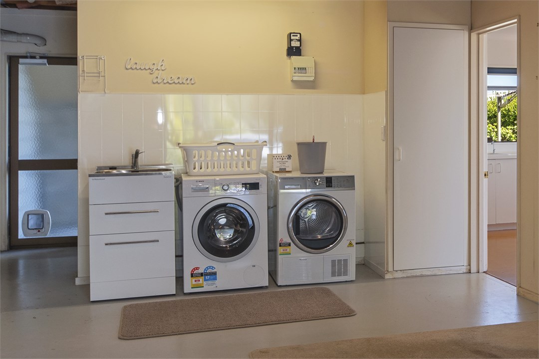 Full laundry with washer & dryer (Lower-level)