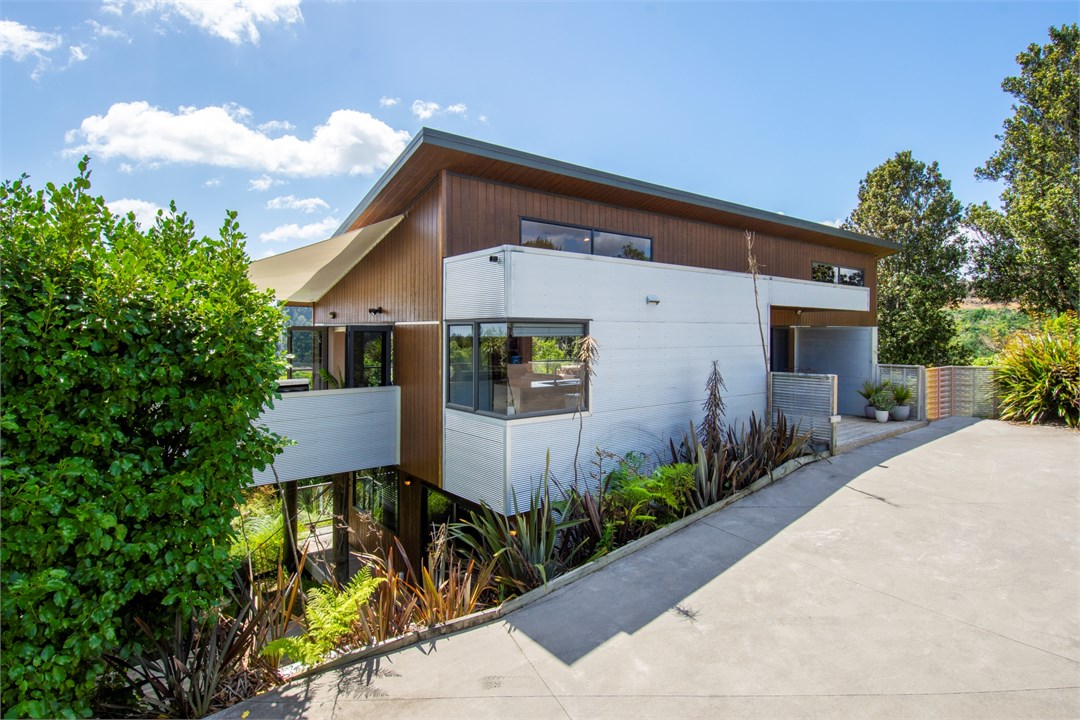 Family sized retreat in a native bush setting