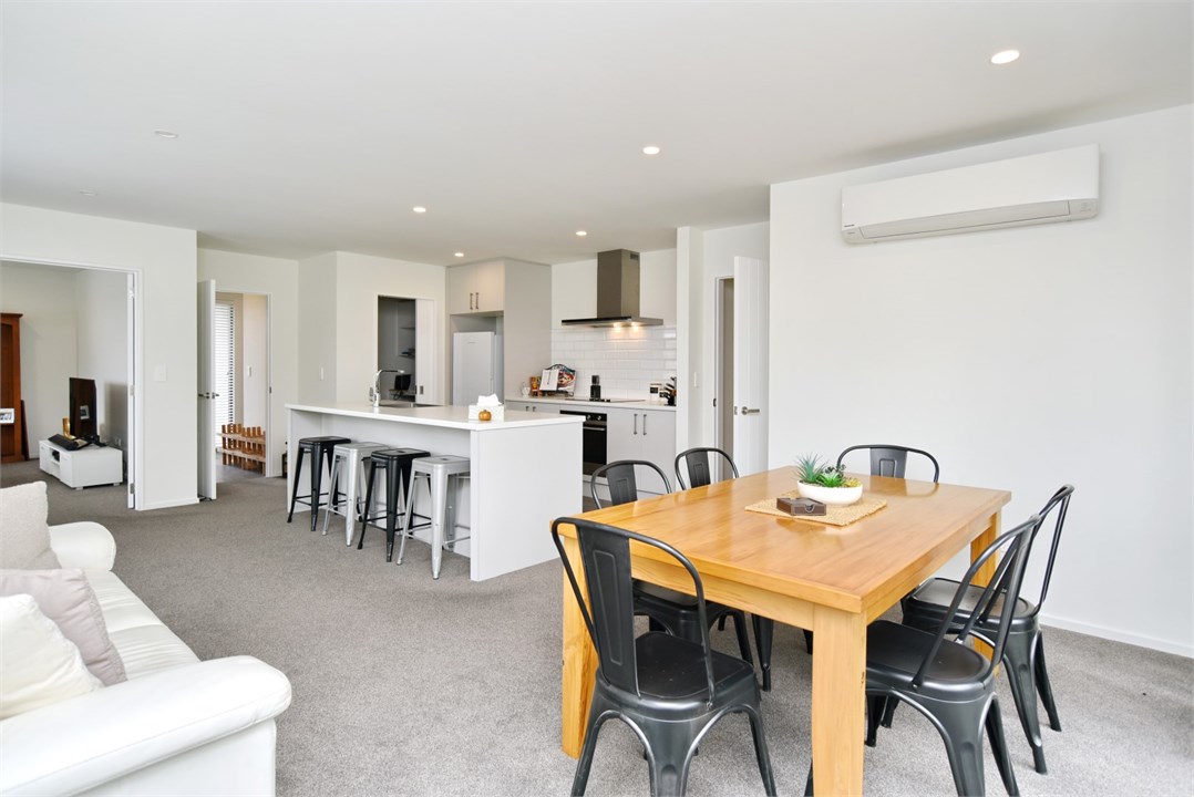 Dining table that seats 6 people