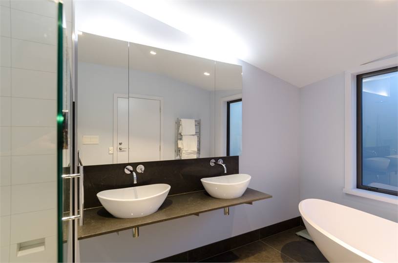 Master ensuite bathroom