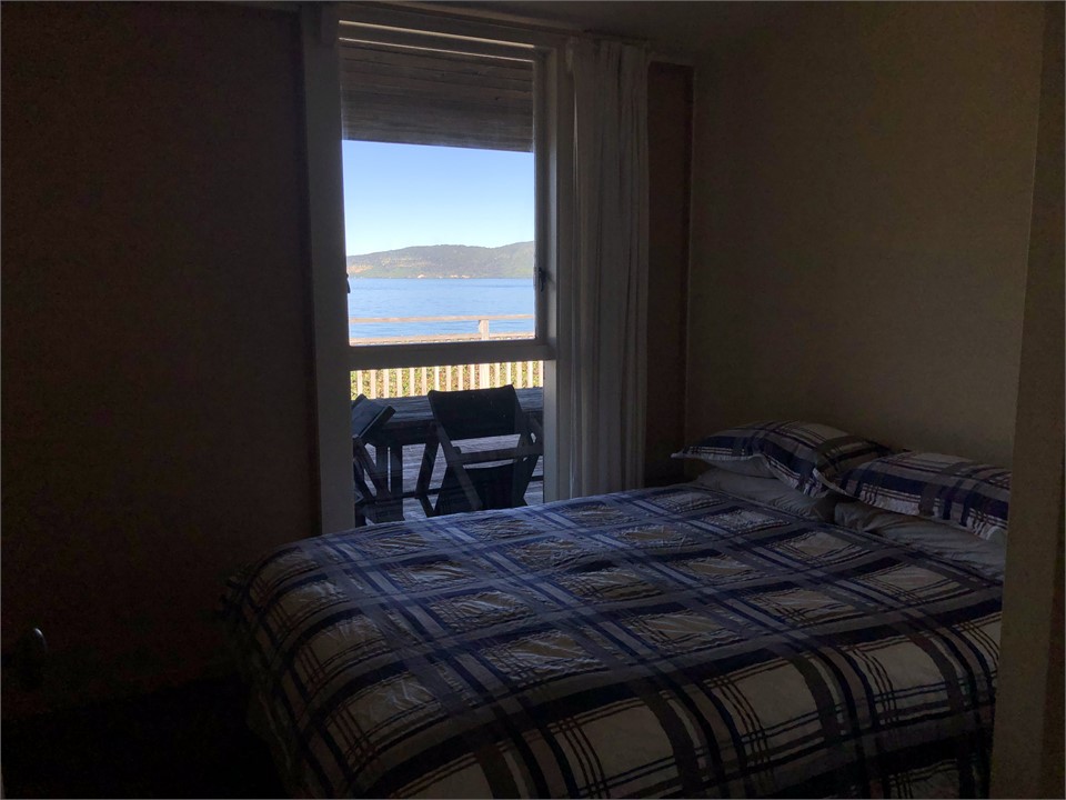 Queen bedroom - lake view