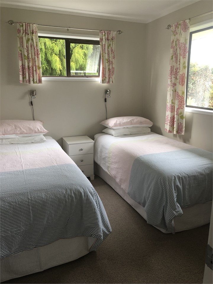 Bedroom 3, 2 single beds