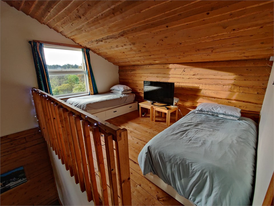Loft room. 2 Beds plus 2 extra pull out mattress