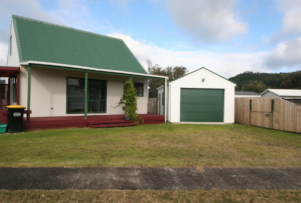 HANDY ON HAMPTON Whangamata Beach House for rent Holiday Houses