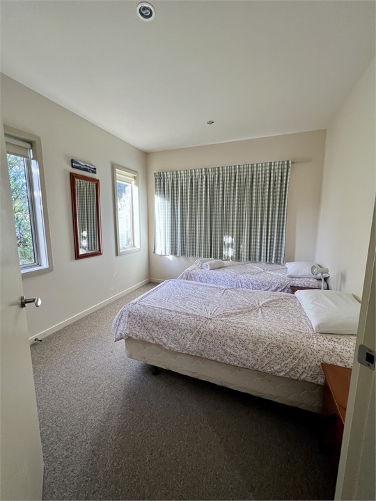 Downstairs bedroom 4.  2 x single beds.