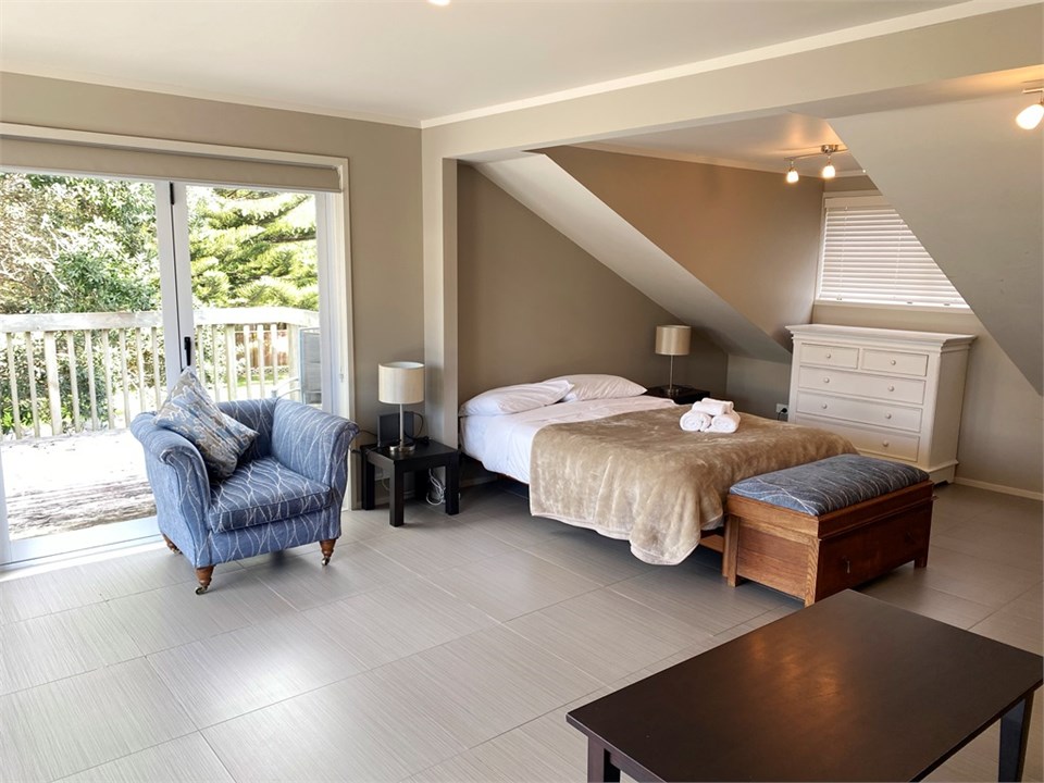 Second lounge/extra bed