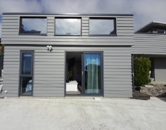 Flat with deck on top