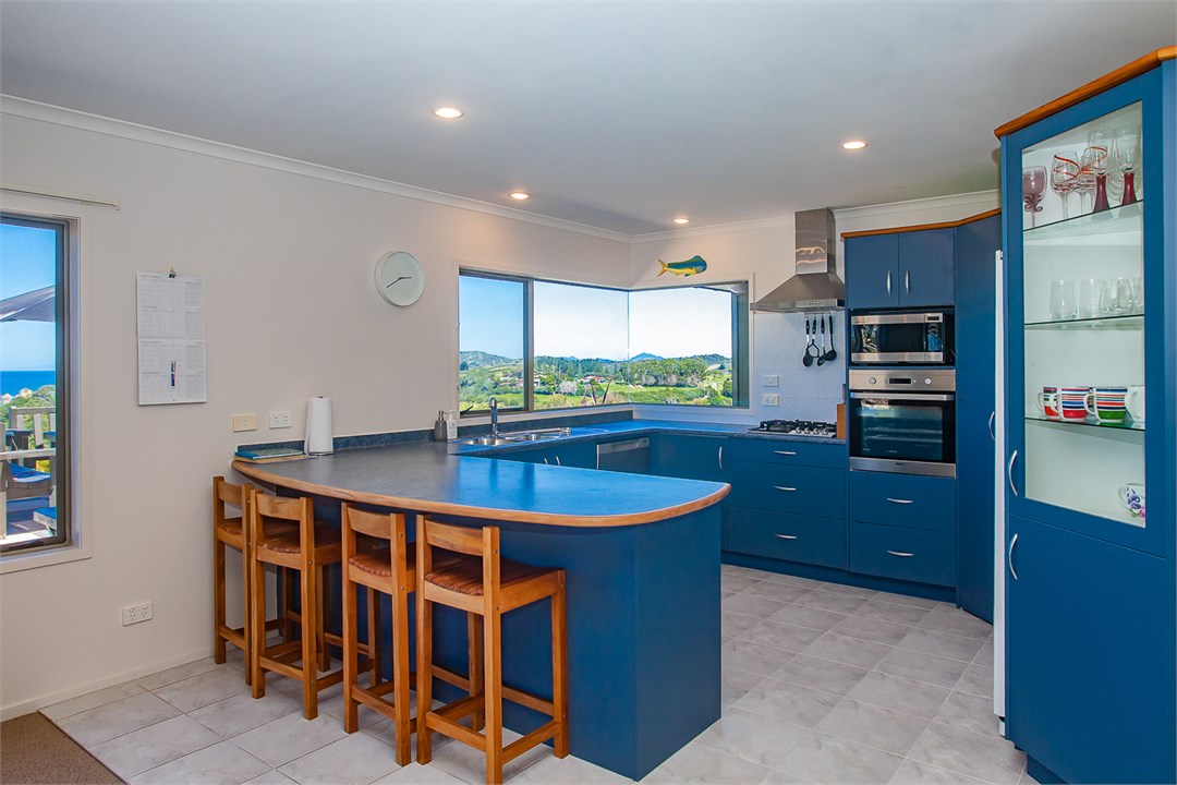 Full Kitchen - Oven, fridge, dishwasher, microwave