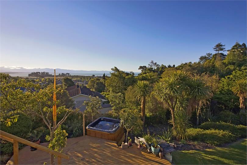 Tahuna Views - Nelson Holiday Home with Spa