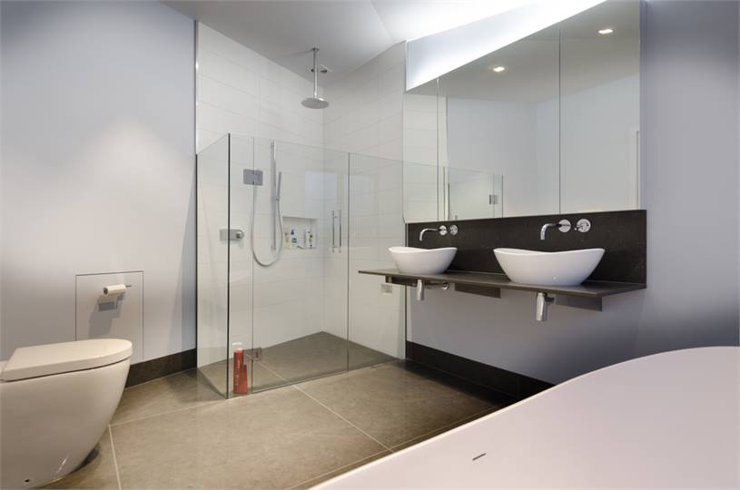Master ensuite bathroom