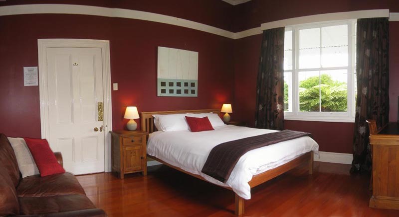 King sized bedroom with separate sitting room and 