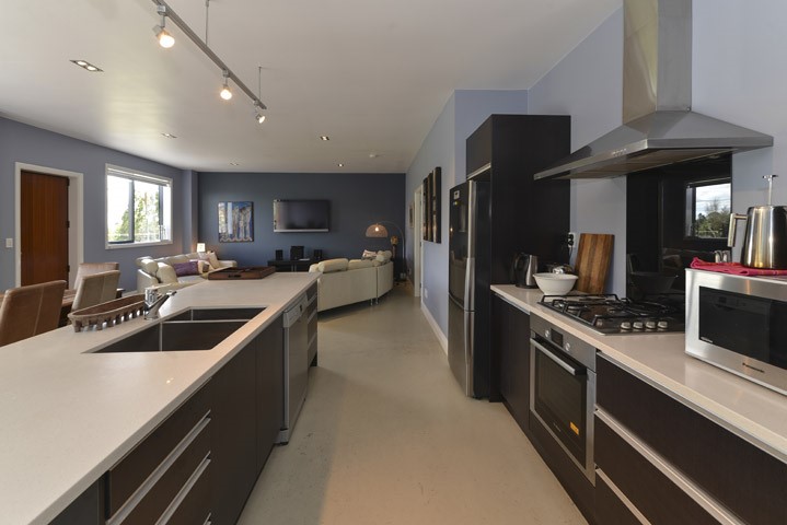 Stone top kitchen with Bosch appliances