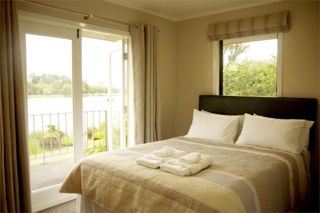 queen bed room upstairs (lake view, balcony)