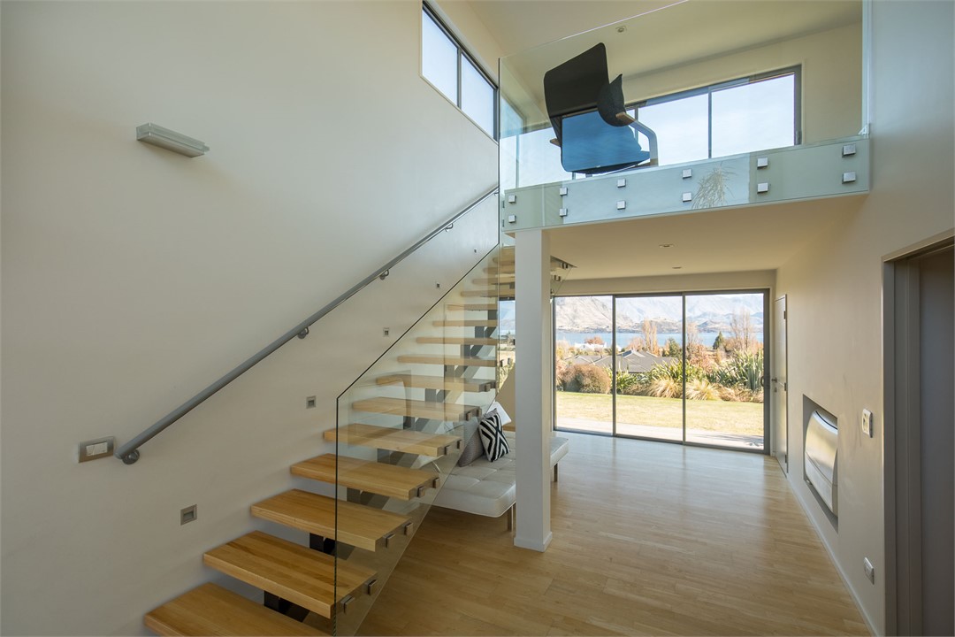 Stunning staircase, great for wedding dress photos