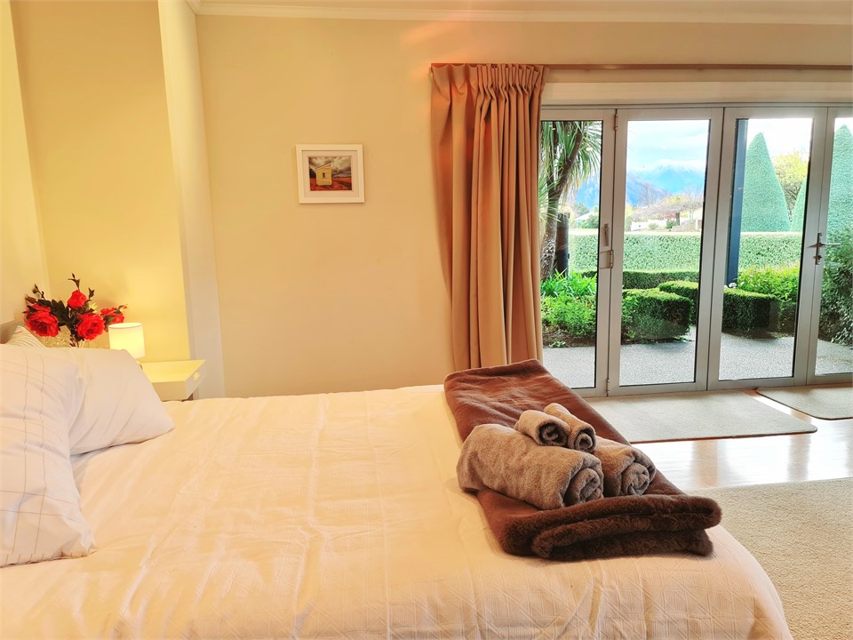 Queen bed with a lovely outlook