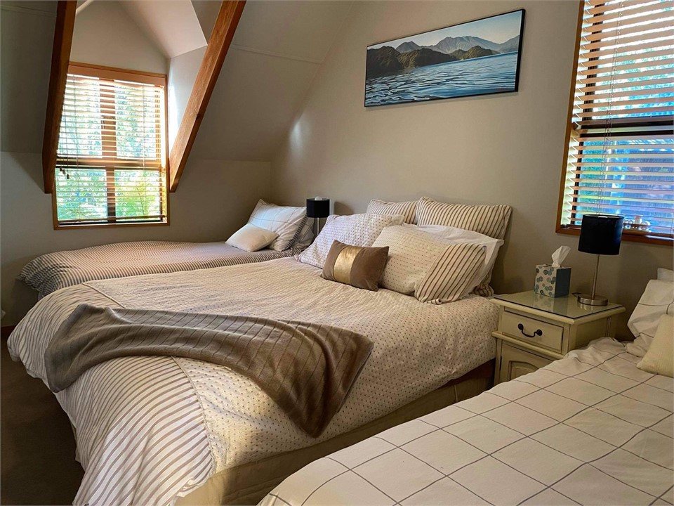 Second upstairs bedroom