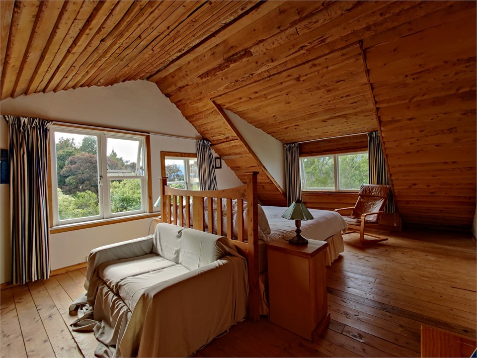 Master bedroom, Queen bed