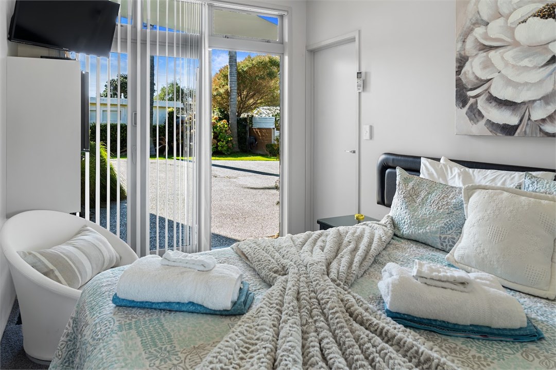 Bedroom 4 - Studio room-Queen bed & bathroom