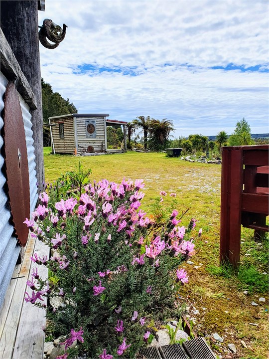Gold Nugget Hut in the distance