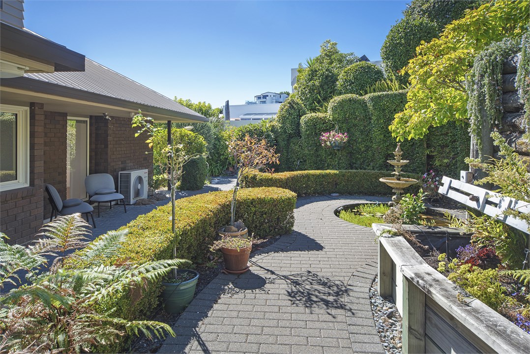 Rear garden, fountain & courtyard