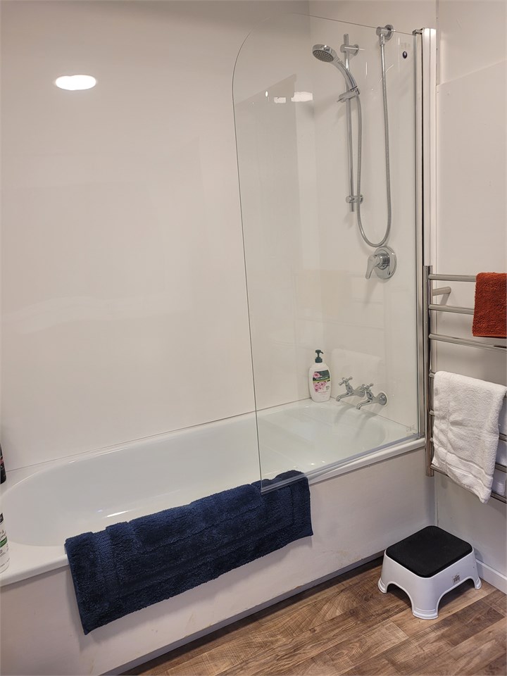 Downstairs ensuite full bathroom