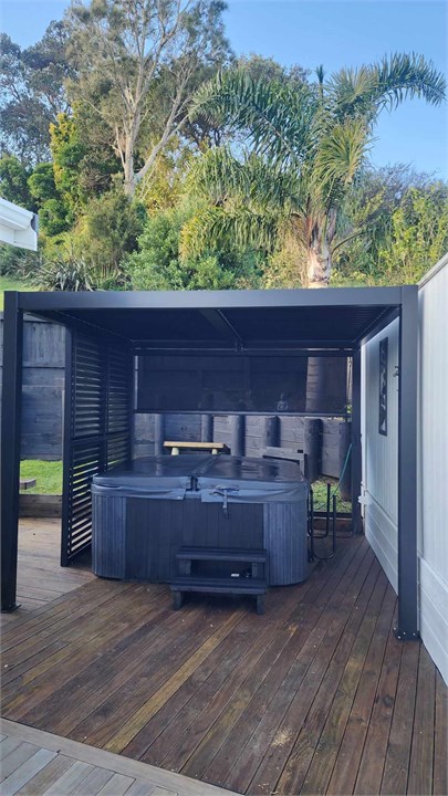 Spa pool and pergola for privacy