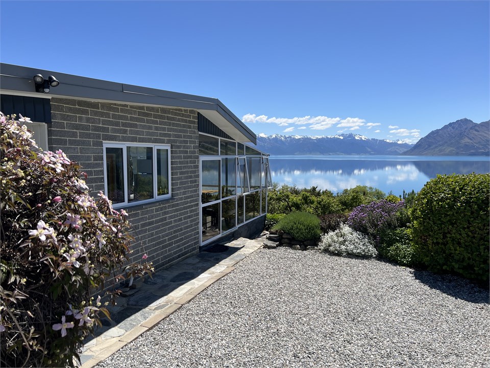 House with uninterrupted awesome view of the lake 