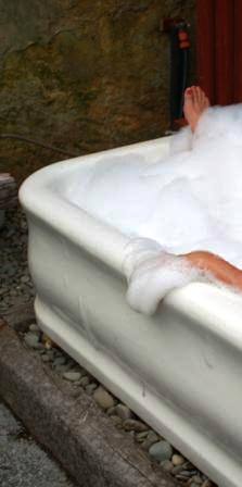 Watch the skyscape from the hot outside bath