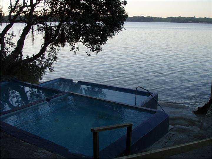 Rotoiti lakeside hotpools